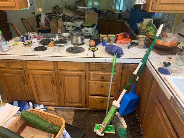 Before picture of dirty kitchen